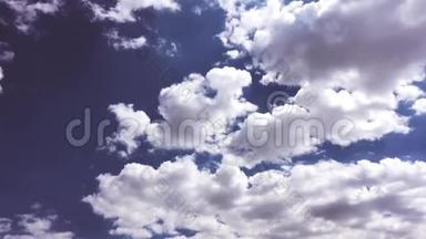 白云在蓝天上的烈日下消失了.. 延时运动云蓝天背景.. 蓝天。 云。 蓝天与w